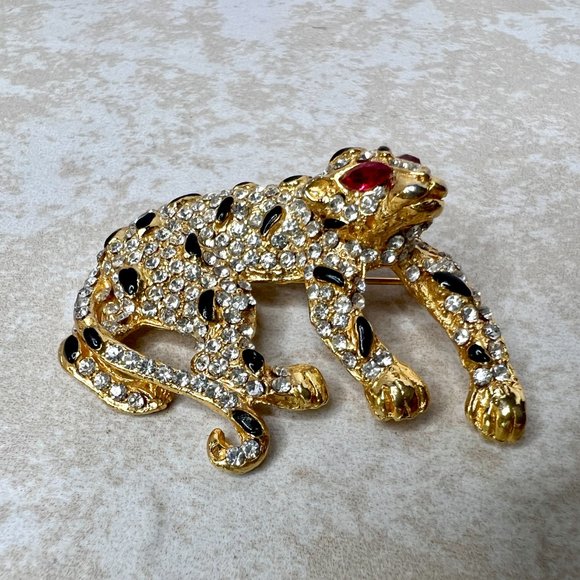 Vintage Gold Tone Cheetah Leopard Brooch Black Enamel Clear Rhinestones Red Eyes - Picture 2 of 8